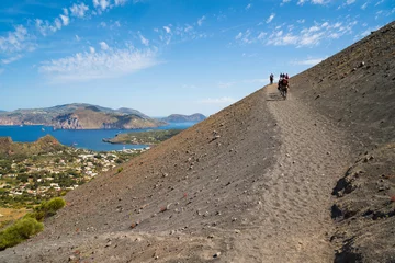 Gardinen Hiking at the edge of the volcanic cone © Lux