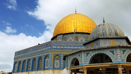 Obraz premium Dome of the Rock in Jerusalem over the Temple Mount. Golden Dome is the most known mosque and landmark in Jerusalem and sacred place for all muslims.