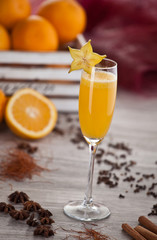 Sok pomarańczowy z goździkami na zimę