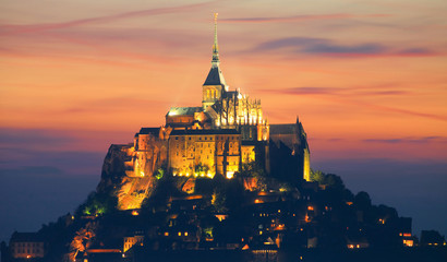 mont saint-michel de nuit