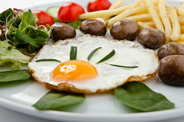 Śniadanie na białym talerzu © Olo