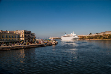 Naklejka premium Cruise entering the Bay of Havana