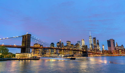 Naklejka na ściany i meble Brooklyn Bridge and Manhattan at sunset - New York, USA