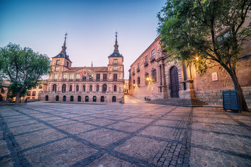 Obraz premium Toledo, Spain: the old town andthe Cathedral Squere in the early morning 