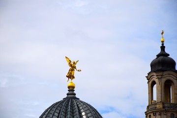 Fototapeta na wymiar Dresden goldene Dachfigur