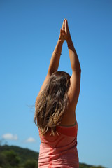 femme qui fait du yoga