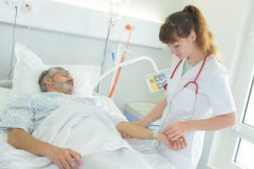 Obraz premium doctor checking patients pulse