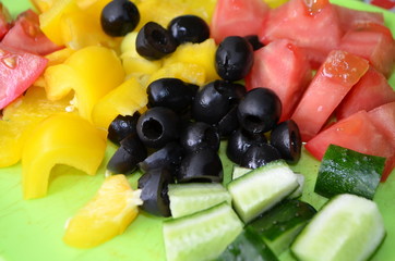 Ингредиенты для салата - перец, помидор, огурец, сыр, оливки 
