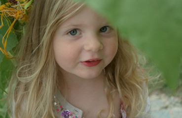 Kleines blondes Mädchen, helle Haut, blaue Augen, europäisch, lange Haare und Wellen, 3 - 4 Jahre...