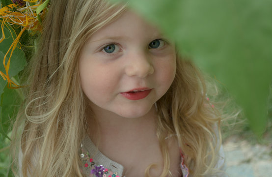 Kleines blondes M&auml;dchen, helle Haut, blaue Augen, europ&auml;isch, lange Haare und Wellen, 3 - 4 Jahre alt, 