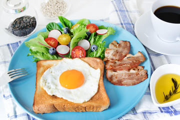 卵とベーコンとサラダの朝食
