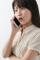電話をする若い女性、ネガティブ