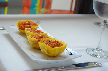 Canasticas hechas de plátanos verdes fritos rellenas de masa de cangreo