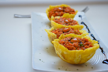 Canasticas hechas de plátanos verdes fritos rellenas de masa de cangreo