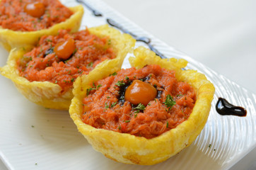 Canasticas hechas de plátanos verdes fritos rellenas de masa de cangreo