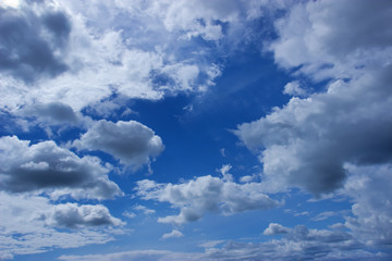 Синее небо и кучевые облака