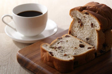 ホットコーヒーとレーズンパン