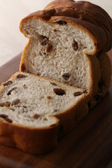 スライスしたレーズンパンの断面