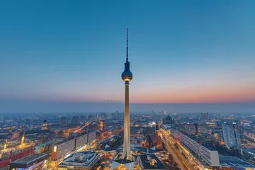 Foto op Plexiglas De televisietoren in Berlijn na zonsondergang © elxeneize