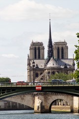Fototapeta na wymiar Notre-Dame von hinten
