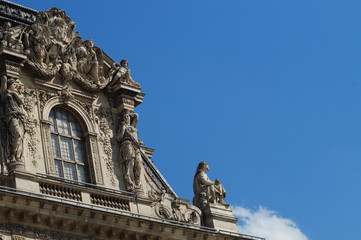 Statuen auf dem Dach in Paris