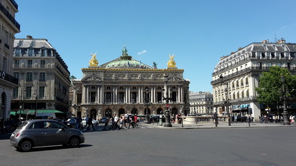 Opéra Garnier in Paris mit Vorplatz