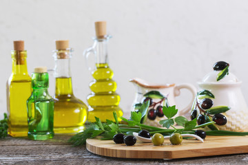 Obraz na płótnie Canvas Olive oil on the wooden table