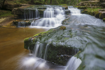 Obraz premium Cascades on a small mountain river