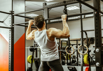 Naklejka premium Man workingout in the local gym