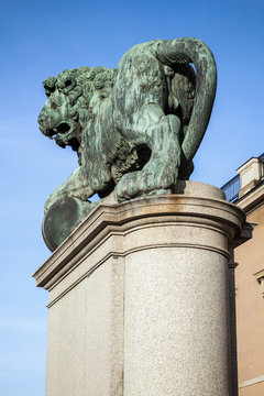 Bronze statue of the lion at Royal Palace
