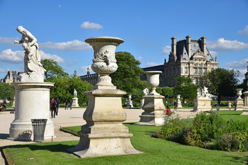 Vases et statues du jardin des Tuileries à Paris, France