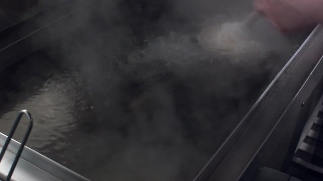 さぬきうどんづくり　うどん釜に麺を入れて湯がく