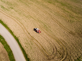 Obraz premium Luftaufnahme, Traktor, Heu ernten, wiese, Sommer, Schlepper