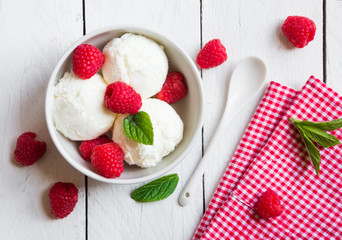 Ice cream with fresh raspberries