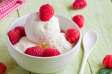 Ice cream with fresh raspberries