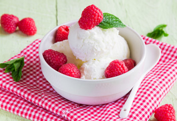 Ice cream with fresh raspberries