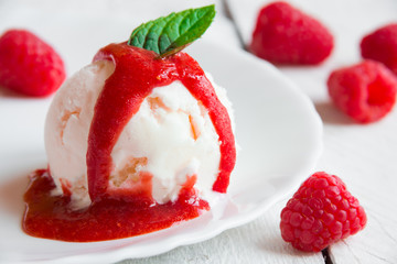 Ice cream with fresh raspberries