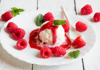 Ice cream with fresh raspberries