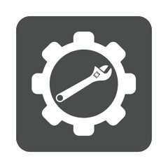 Icono plano engranaje con llave inglesa en cuadrado gris