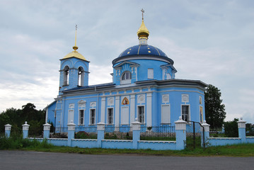 Fototapeta na wymiar The church is blue, located in the Moscow region
