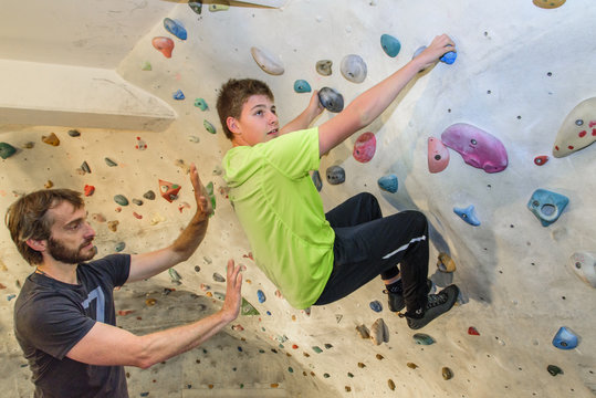 Jugendlicher beim Bouldern 