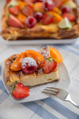 Käsekuchen mit sommerlichen Früchten