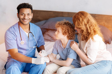 Obraz premium Positive delighted medical worker treating injured hand