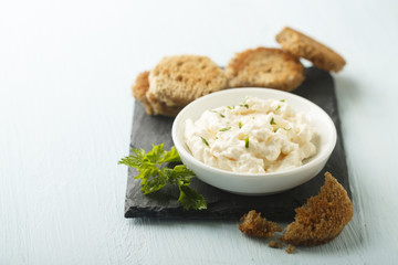 Shrimps dip with fried bread as appetizer
