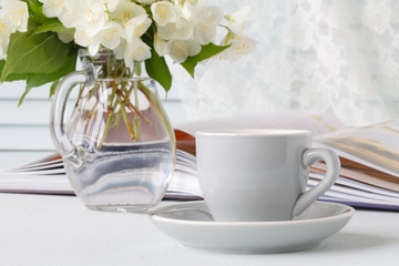 Obraz na płótnie Canvas cup of coffee, flowers and note