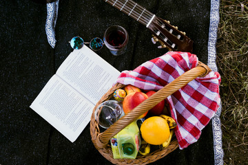 Picnic basket with fruit and juice