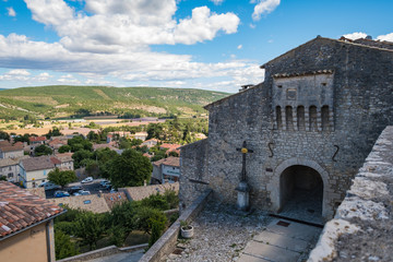 Village de Banon en Provence, France. Le portail à mâchicoulis, du XIVème siècle.