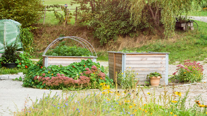 Hochbeete auf einem Bauernhof - Selbstversorgung