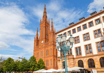 Obraz premium Wiesbaden, die Marktkirche. Rechts Neues Rathaus. 03. Juli 2017