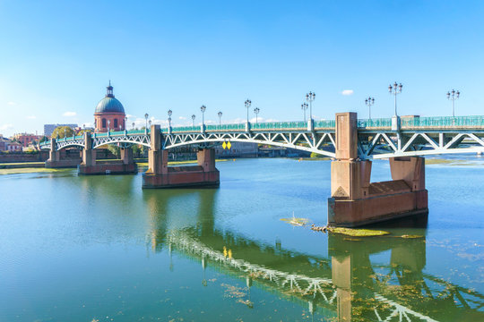 Vew of Saint-Pierre Bridge over Garonne river and Dome de la Grave in Toulouse, France